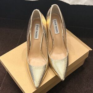 Steve Madden gold snake pumps size 8